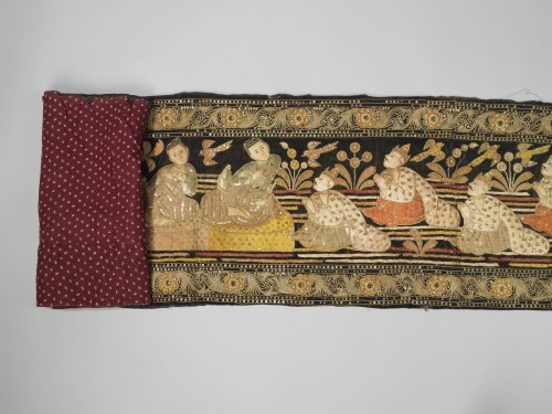 Wandkleed uit Burma met voorstelling van koets, twee figuren op kussen, twee dienaren en vier aanbidders